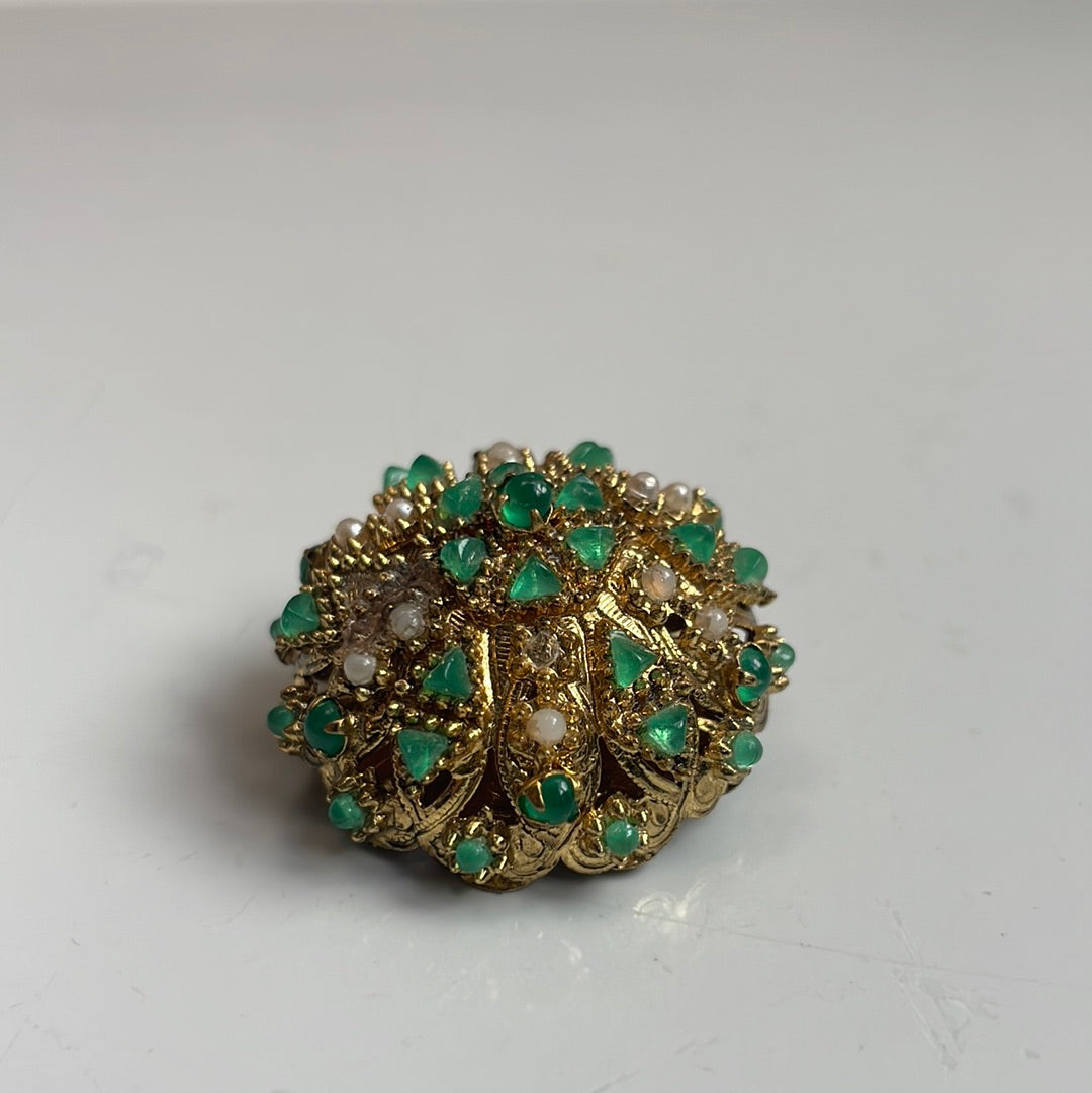 Green and white stone gold brooch