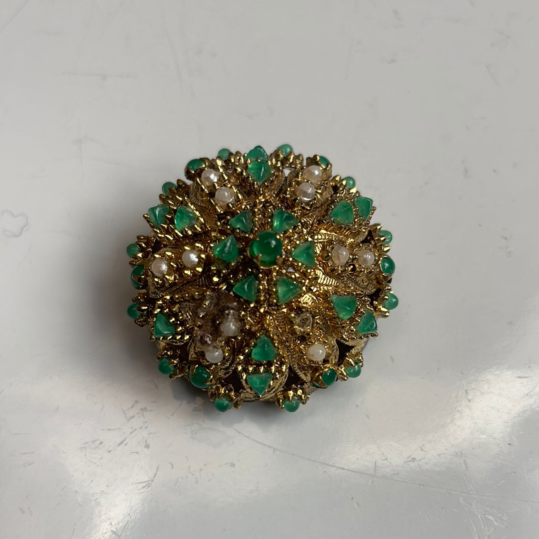 Green and white stone gold brooch