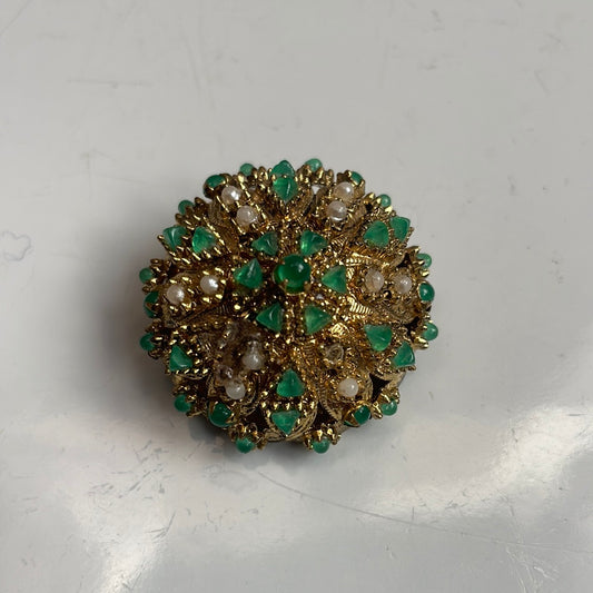 Green and white stone gold brooch