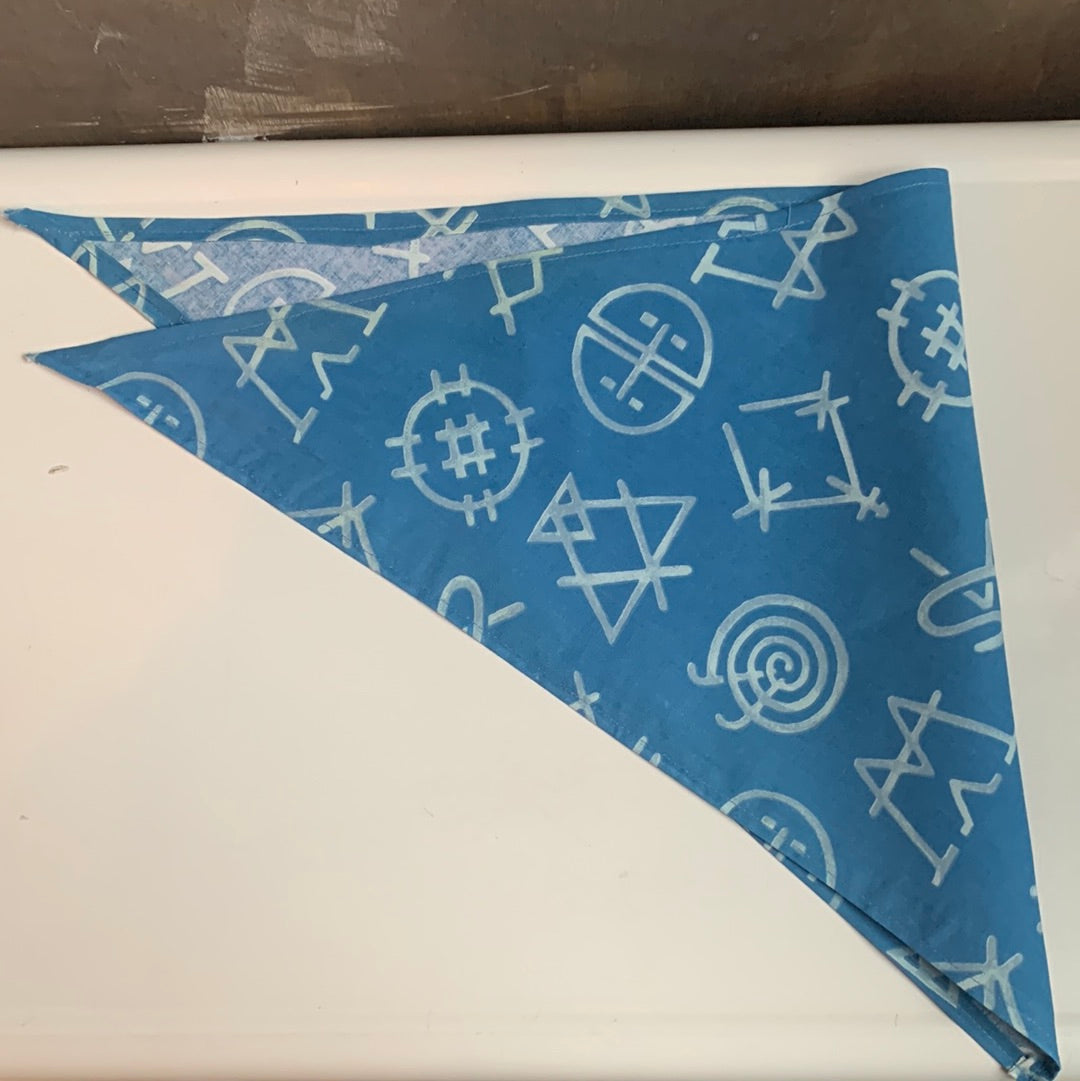Adjustable dog bandana with tie
