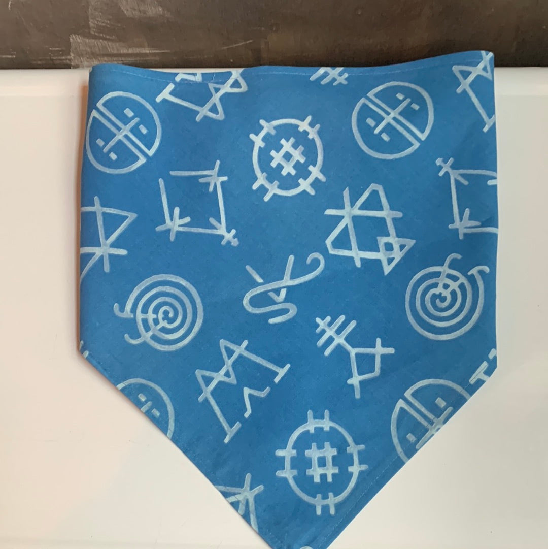 Adjustable dog bandana with tie
