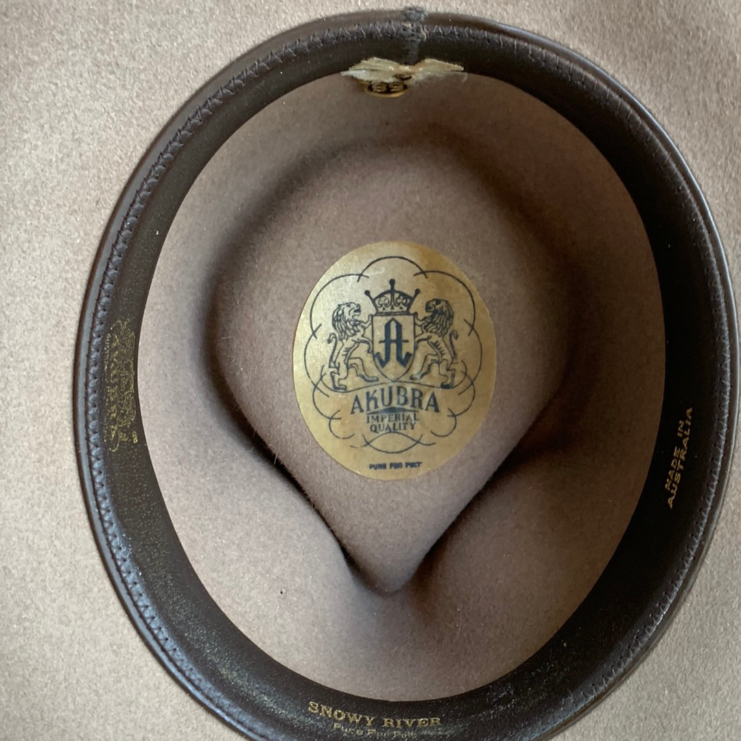 Akurba beige felt hat with feather