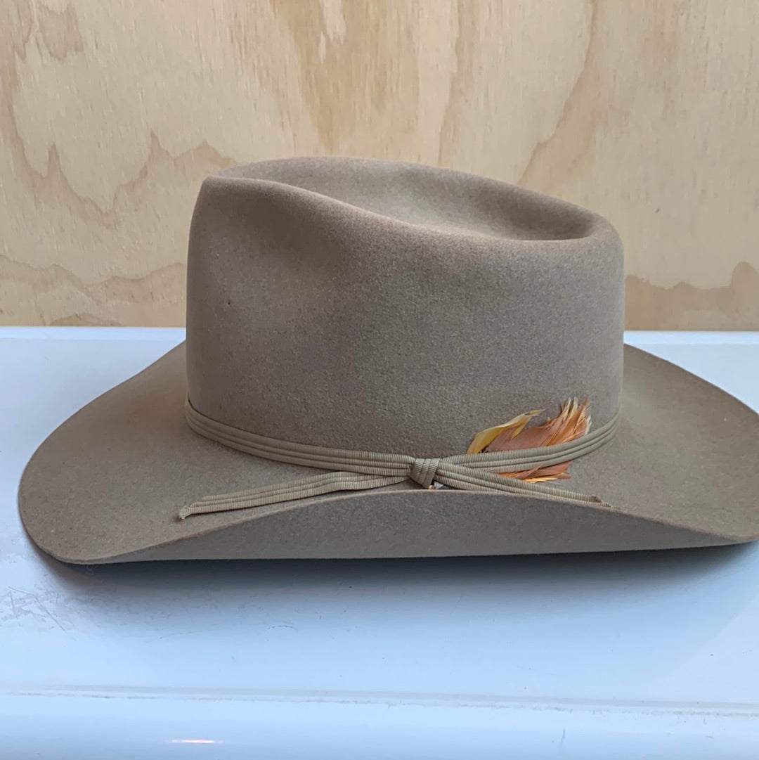 Akurba beige felt hat with feather