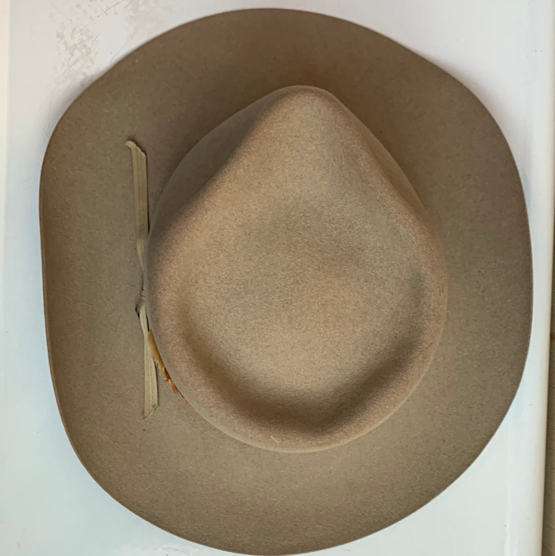 Akurba beige felt hat with feather