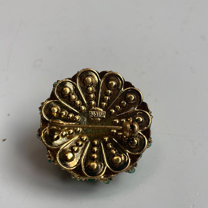 Green and white stone gold brooch