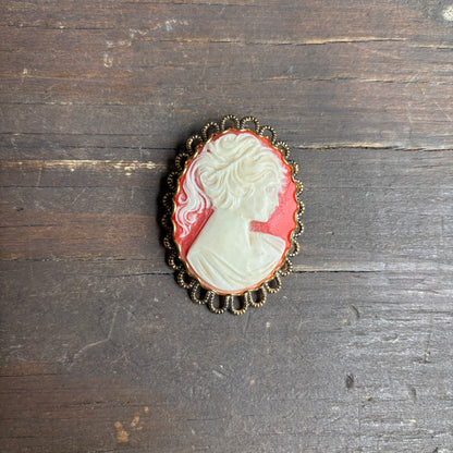 Scalloped Edge Cameo Brooch